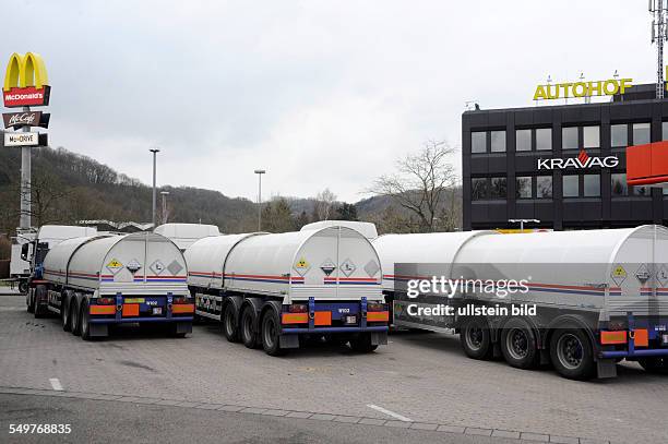 Drei belgische Transporter mit leicht strahlenden Brennstäben machen Rast vor dem Mc Donalds Restaurant an der Goldenen Bremm in Saarbrücken. Die...
