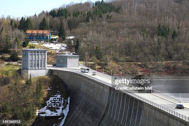 Einweihung am 03. Oktober 1959 106m Hoehe der Staumauer, Stauinhalt 109 Mill. M3, Kronenlaenge 415m. Schnee- und Eisreste auf dem Staubecken...