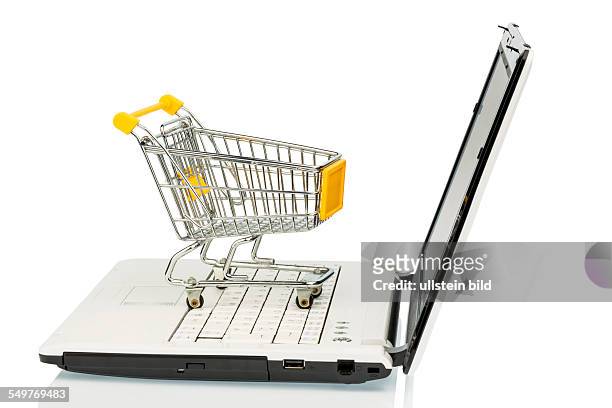 Ein leerer Einkaufswagen auf einem Laptop Computer. Symbolfoto für Einkaufen im Internet