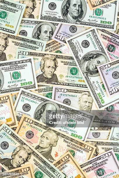 Viele amerikanische Dollar Geldscheine. Symbolfoto für Schulden und Reichtum