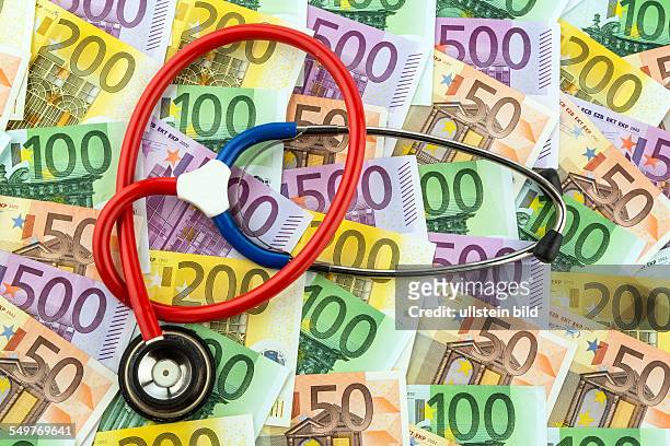 Stethoskop und Euro-Geldscheine. Symbolfoto für Kosten im Gesundheitswesen und für Krankenkassen und Medizin