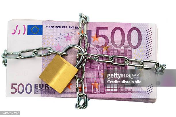 Euro-Geldscheine mit Kette und Vorhängeschloss. Symbolfoto für Sicherheit und Inflation.