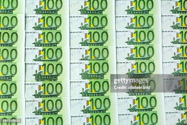 Viele einhhundert Euro Geldscheine liegen nebeneinander. Symbolfoto für Reichtum und Geldanlage