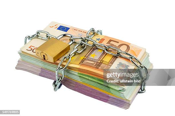Euro-Geldscheine mit Kette und Vorhängeschloss. Symbolfoto für Sicherheit und Inflation.