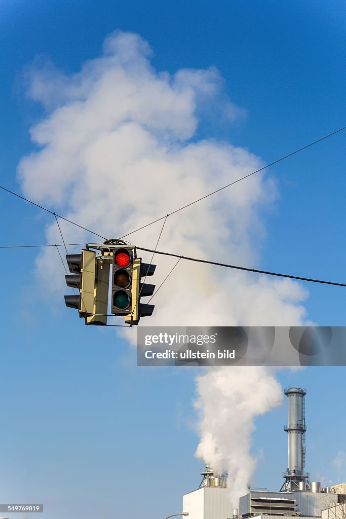 Industrieschlot und roter Ampel