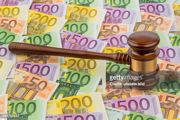 Richterhammer und Euro-Geldscheine. Symbolfoto für Kosten bei Gericht, Rechtsstaat und Auktionen