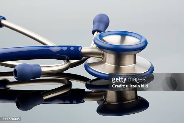 Stethoskop vor weißem Hintergrund, Symbolfoto für Arztberuf und Diagnostik