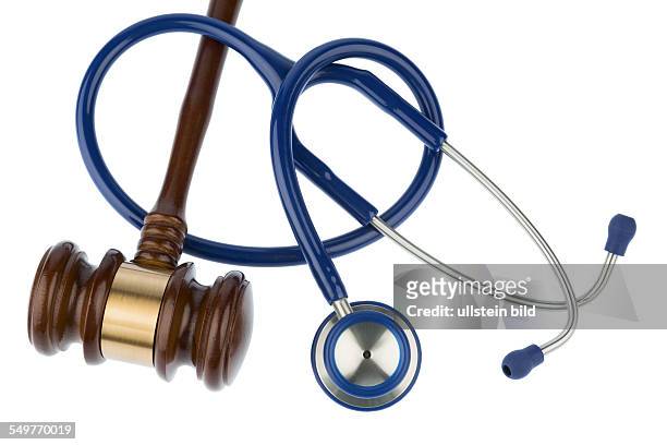 Richterhammer und Stethoskop, Symbolfoto für Pfusch und Ärztefehler