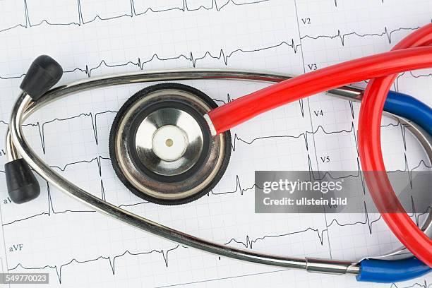 Stethoskop und Elektrokardiogramm, Symbolfoto für Herzkrankheit und Diagnostik