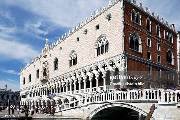 Doge's Palace Palazzo Ducale with the Straw bridge Ponte della Paglia in Venice.