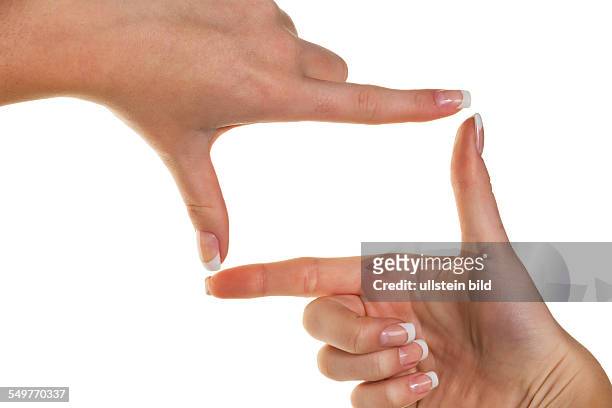 Hände machen mit den Fingern einen Rahmen. Symbolfoto für Engstirnigkeit und Durchblick