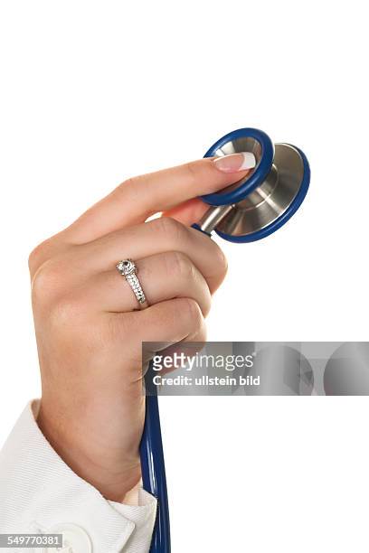 Die Hand einer Ärztin mit einem Stethoskop. Vor weißem Hintergrund