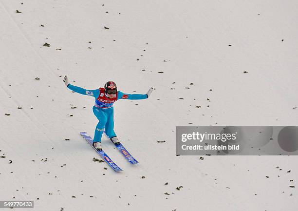 Sieger Anders Jacobsen landet waehrend dem FIS Skispringen Weltcup bei der 61. Vierschanzentournee, am 1. Januar 2013 in Garmisch Partenkrichen.