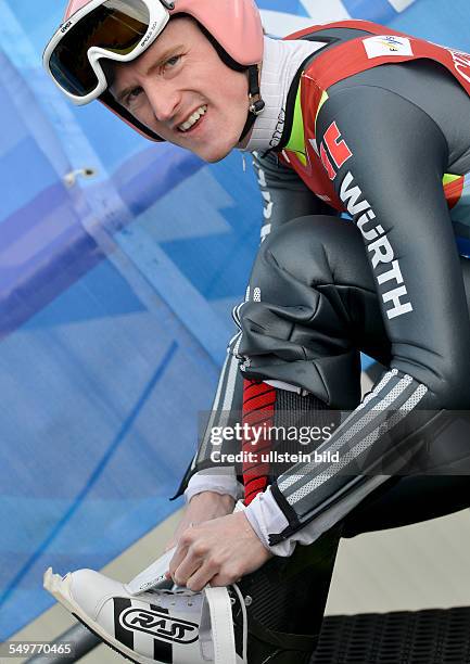 Severin Freund bindet sich die Stiefel vor dem Sprung waehrend dem FIS Skispringen Weltcup bei der 61. Vierschanzentournee, am 1. Januar 2013 in...