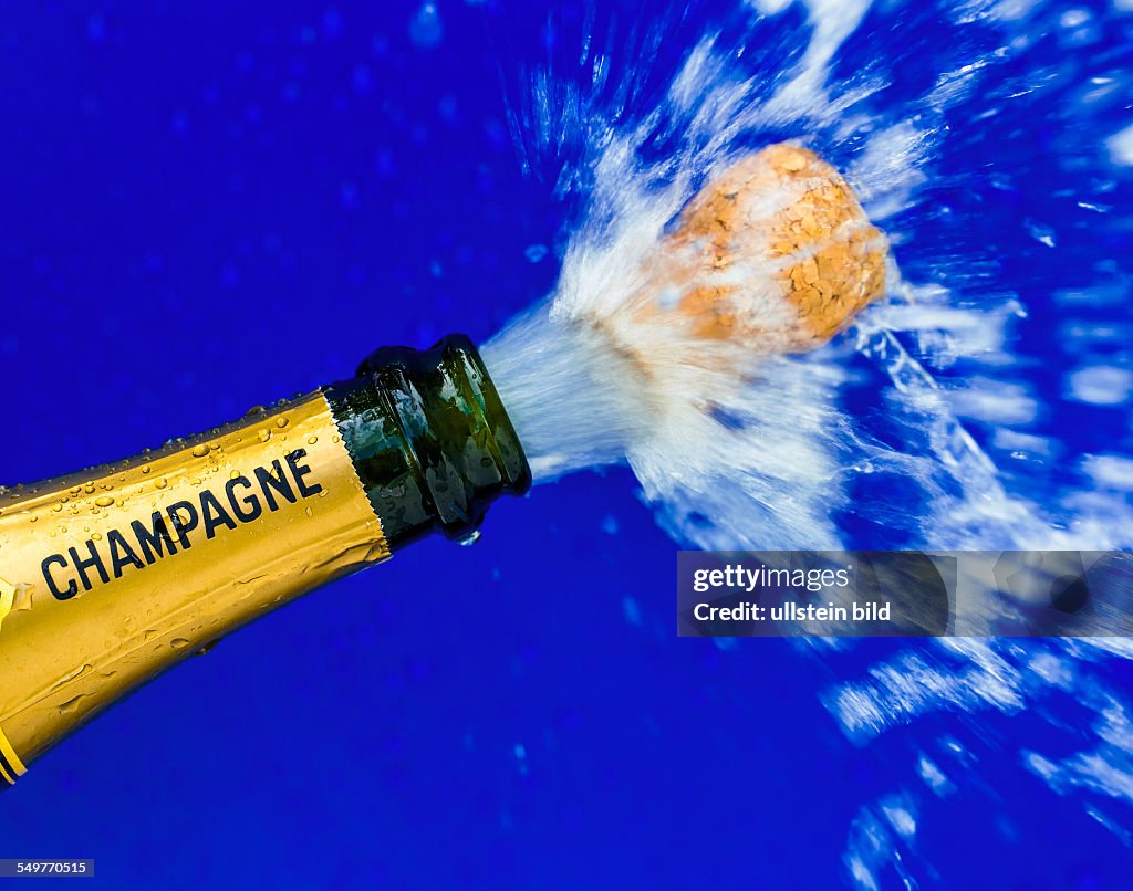 Eine Flasche Champagner wird geöffnet