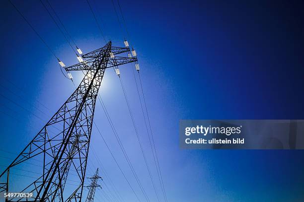 Ein Strommasten zur Energie Versorgung zwischen Kraftwerk und Stromverbraucher