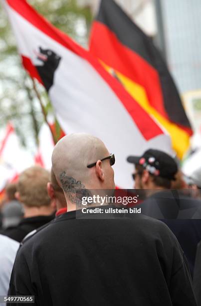 Berlin Oberschöneweide : NPD Demonstration am 1. Mai 2013: Neonazis , Teilnehmer auf einer Demonstration die von der rechtsextremen NPD organisiert...