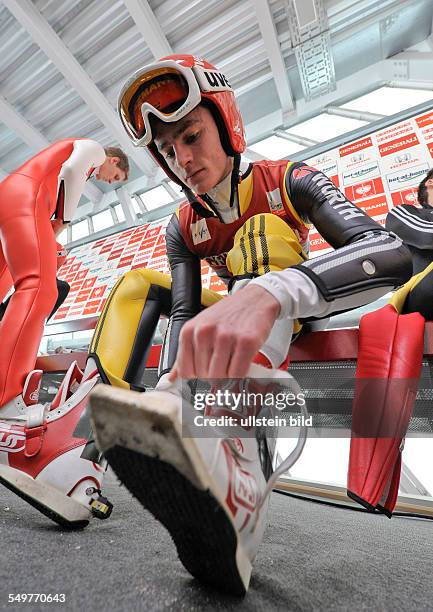 Richard Freitag bindet sich die Stiefel waehrend dem FIS Skispringen Weltcup bei der 61. Vierschanzentournee, am 1. Januar 2013 in Garmisch...