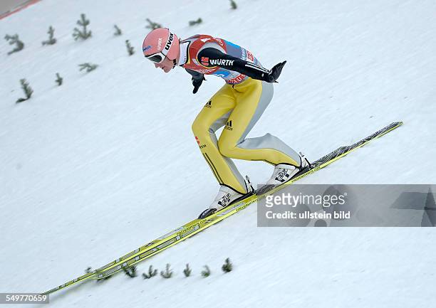 Severin Freund mit einer Telemarklandung waehrend dem FIS Skispringen Weltcup bei der 61. Vierschanzentournee, am 1. Januar 2013 in Garmisch...