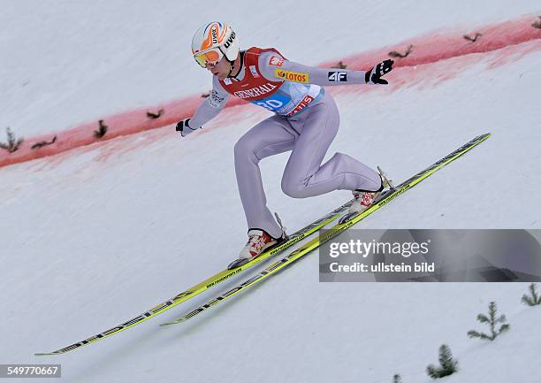 Stefan Hula mit einer Telemarklandung waehrend dem FIS Skispringen Weltcup bei der 61. Vierschanzentournee, am 1. Januar 2013 in Garmisch...