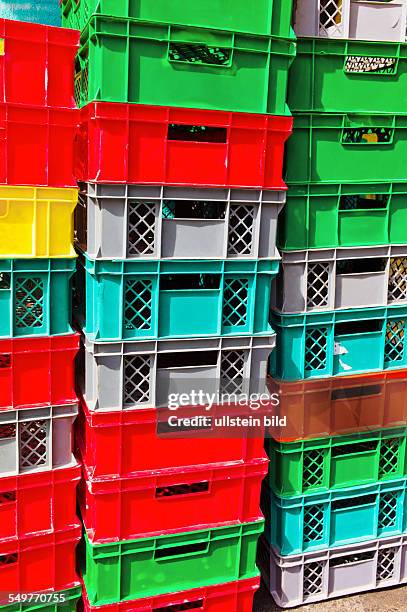 Bunte Kisten aus Plastik warten auf ihren Abtransport. Logistik und Verpackung