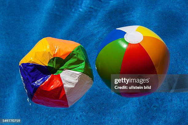 Wasserbälle im Pool. Symbolfoto für Zeit, Alter, Falten, Vergänglichkeit, Unterschiede