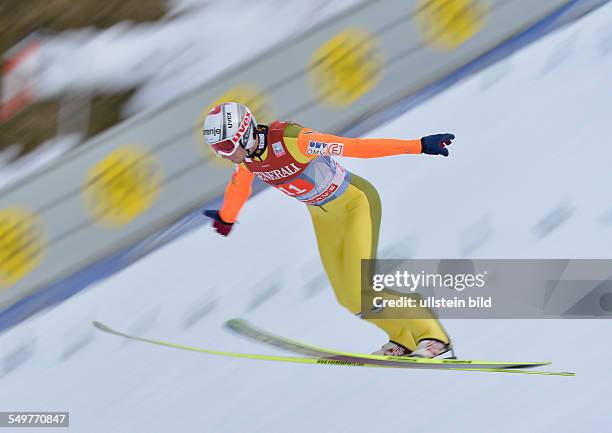 Robert Kranjec bei der Landung waehrend dem FIS Skispringen Weltcup bei der 61. Vierschanzentournee, am 1. Januar 2013 in Garmisch Partenkrichen.