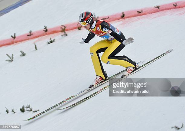 Matjaz Pungertar mit einer Telemarklandung waehrend dem FIS Skispringen Weltcup bei der 61. Vierschanzentournee, am 1. Januar 2013 in Garmisch...