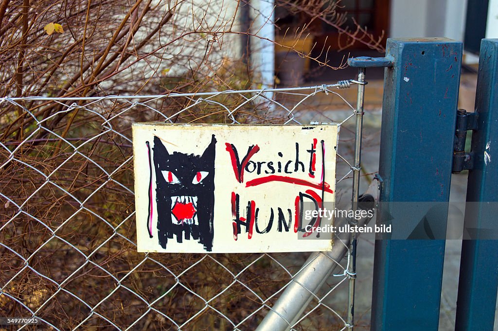 Ein Schild "Vorsicht Hund" warnt Diebe und Eindringlinge.