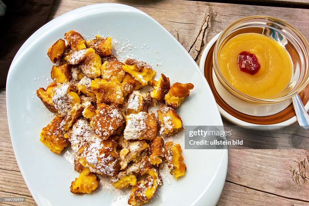 Kaiserschmarrn und Apfelmus. Typische Süßspeise in Österreich