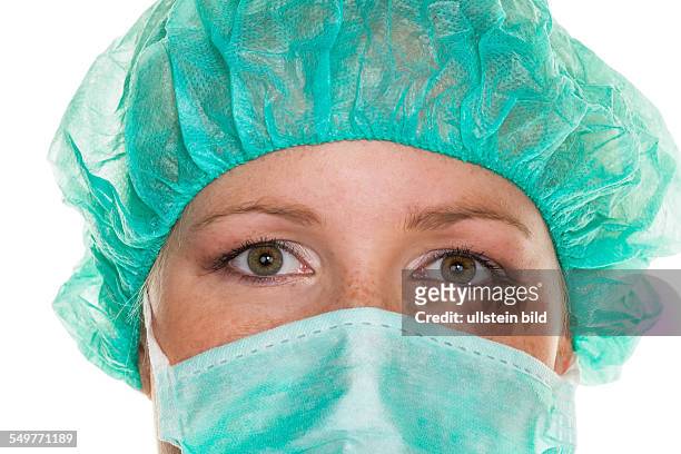 Eine Ärztin oder Operationsschwester mit Haube und Mundschutz