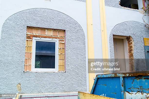 In einem alten Haus werden neue Fenster eingemauert. Sanierung und Renovierung von alten Gebäuden