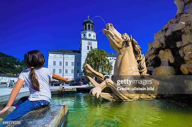 Der Residenzbrunnen in der Stadt Salzburg in Österreich.