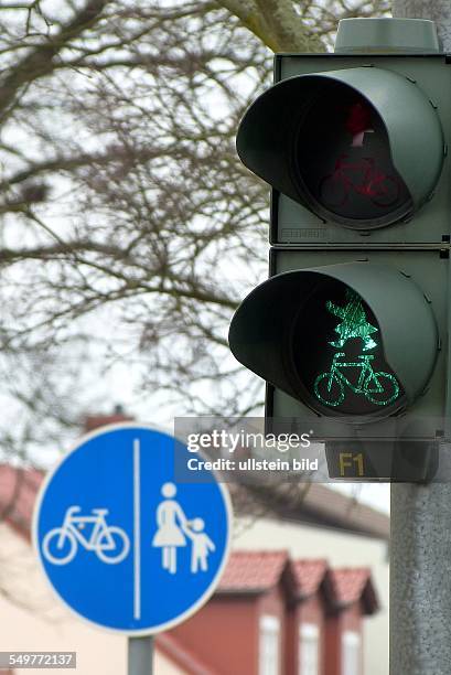 Ampelfrau regelt den Verkehr in Fuerstenwalde /Brandenburg. Neues Fussgängersingnal an der Ampel, grün