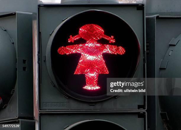 Ampelfrau regelt den Verkehr in Fuerstenwalde /Brandenburg. Neues Fussgängersingnal an der Ampel, rot