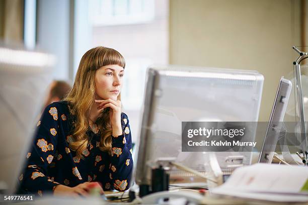 shoreditch office - red blouse fotografías e imágenes de stock