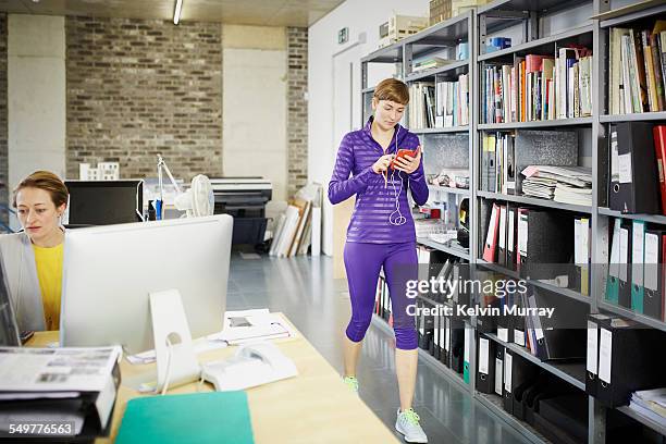 shoreditch office - bang palabra en inglés fotografías e imágenes de stock