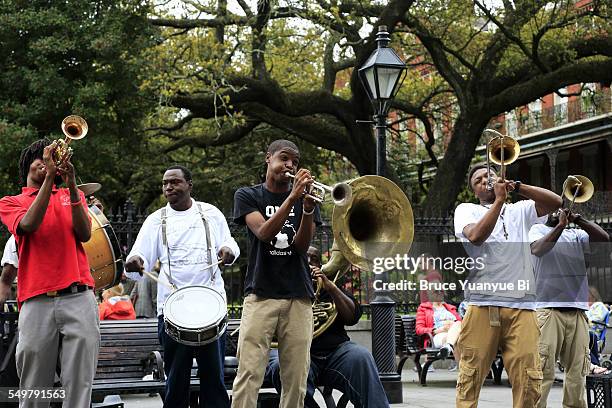 musician playing jazz on street - new orleans music stock pictures, royalty-free photos & images