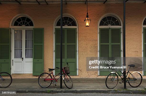 creole townhouse and bikes at dusk - french quarter stock-fotos und bilder