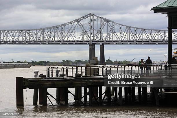 mississippi river with crescent city connection - great new orleans bridge stock pictures, royalty-free photos & images