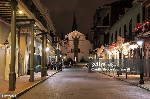 street at night with "touchdown jesus" in back - st louis cathedral new orleans 個照片及圖片檔