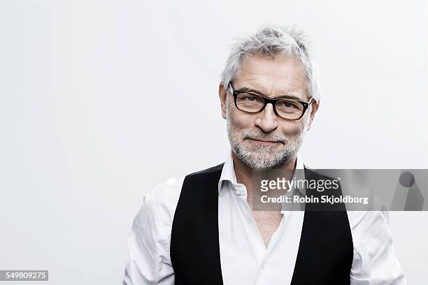 portrait of creative man with glasses - portrait white background confidence stockfoto's en -beelden