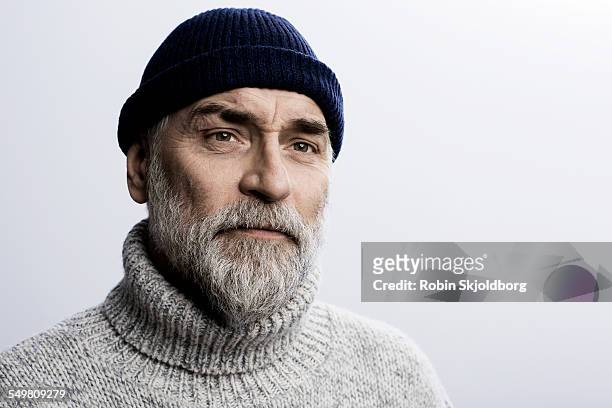 grey haired man in sweater wearing hat - pelo facial - fotografias e filmes do acervo