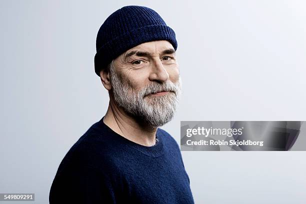 portait of grey haired man wearing hat - gorro de invierno fotografías e imágenes de stock