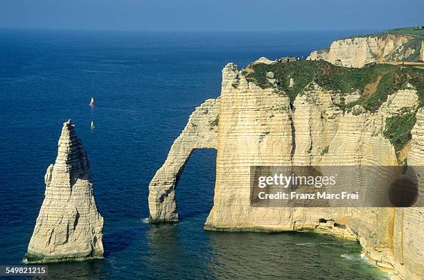 porte d'aval and aiguille cliff, etretat - ポルトダヴァル ストックフォトと画像