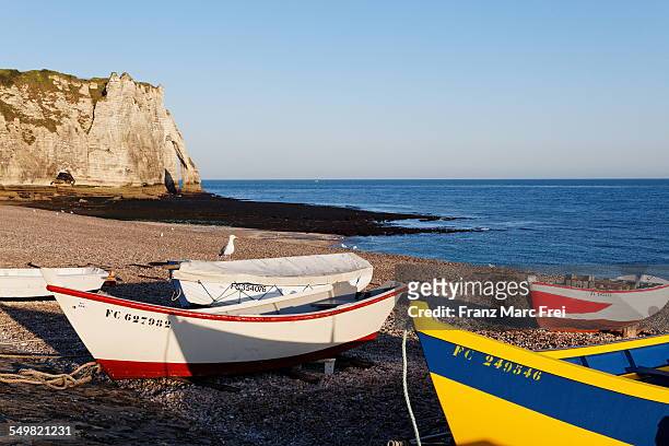 boats on the beach, porte d'aval, etretat - ポルトダヴァル ストックフォトと画像
