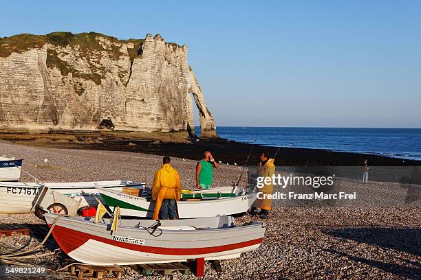 boats on the beach, porte d'aval, etretat - ポルトダヴァル ストックフォトと画像