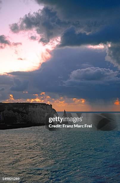 porte d'??aval and aiguille cliff, etretat - ポルトダヴァル ストックフォトと画像