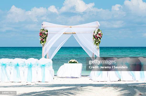 wedding altar - beach wedding fotografías e imágenes de stock