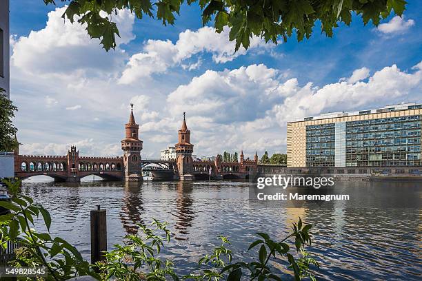 oberbaumbrucke (oberbaum bridge) and spree river - berlin ufer stock-fotos und bilder